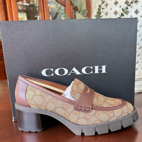 COACH Colleen Loafer In Signature
Jacquard size 9. - Picture 6 of 12